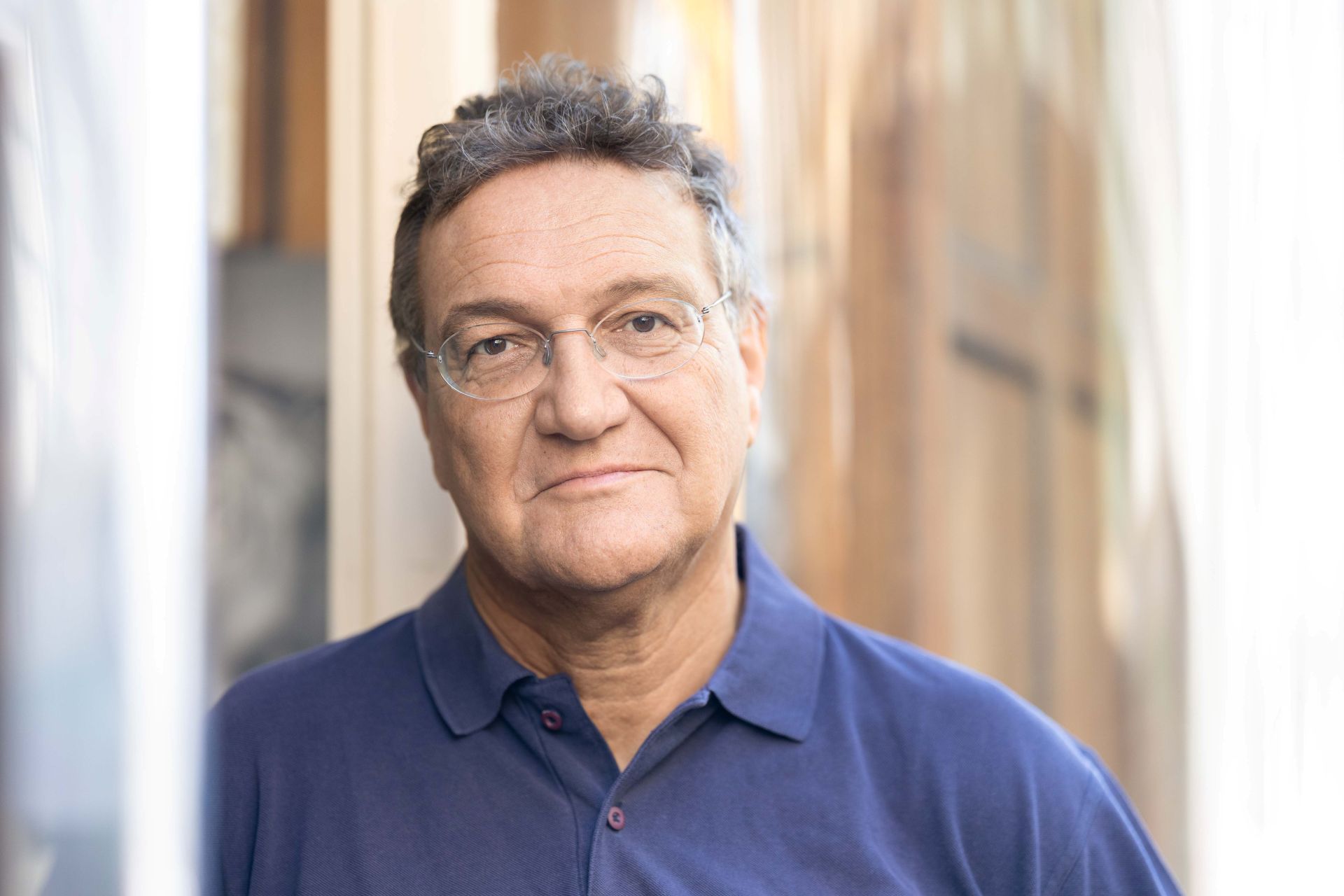 Portrait Karim El Gawhary lehnt an einer Wand